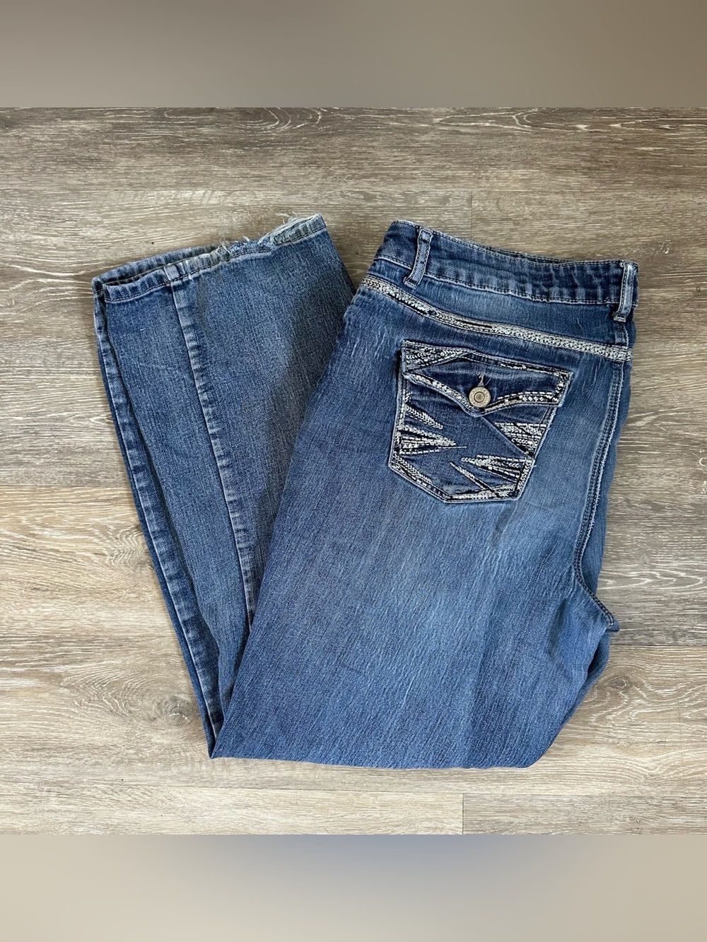 Maurices Womens boot cut jeans Sz 16R Blue Denim Embroidered button Pockets